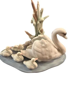 Lladró "Follow Me" Mother Swan & Cygnets Figurine 5722 | Retired